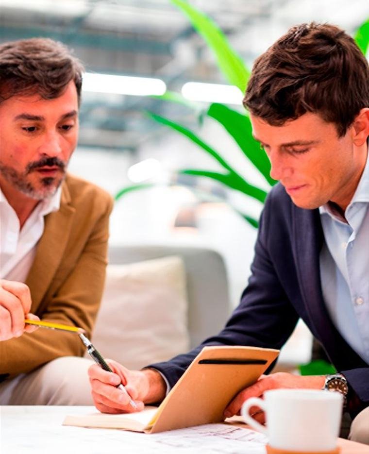 Sesión de equipo en oficina