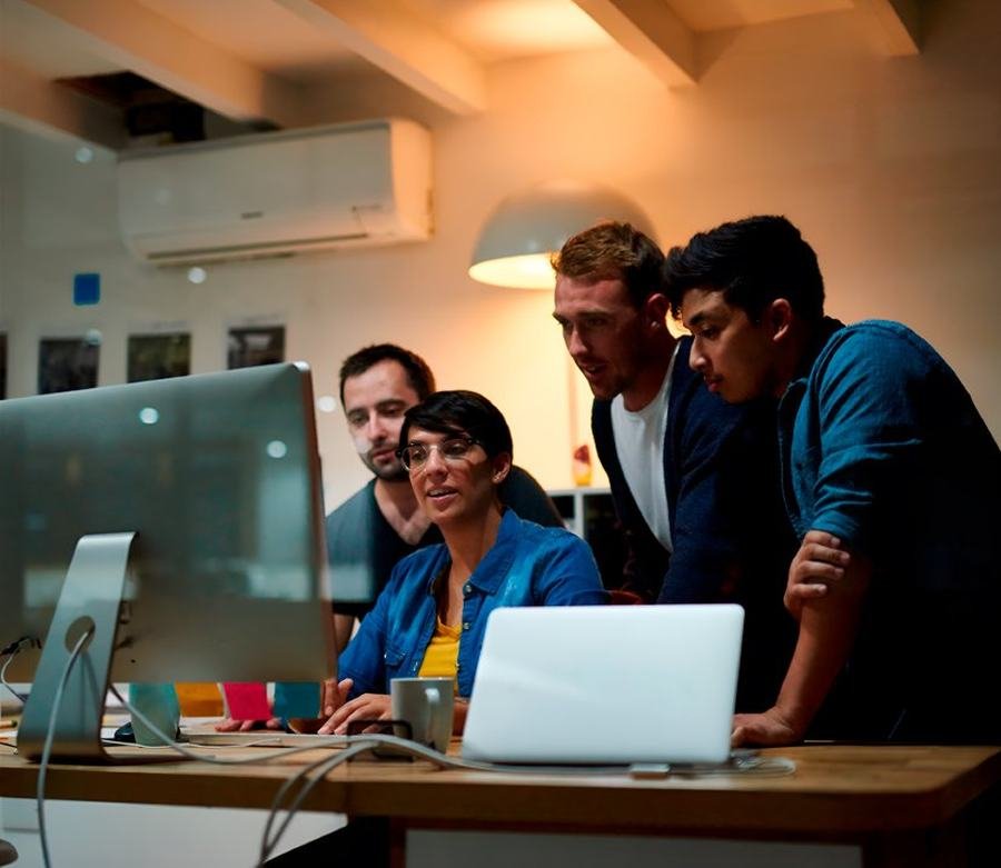 Equipo trabajando en edición